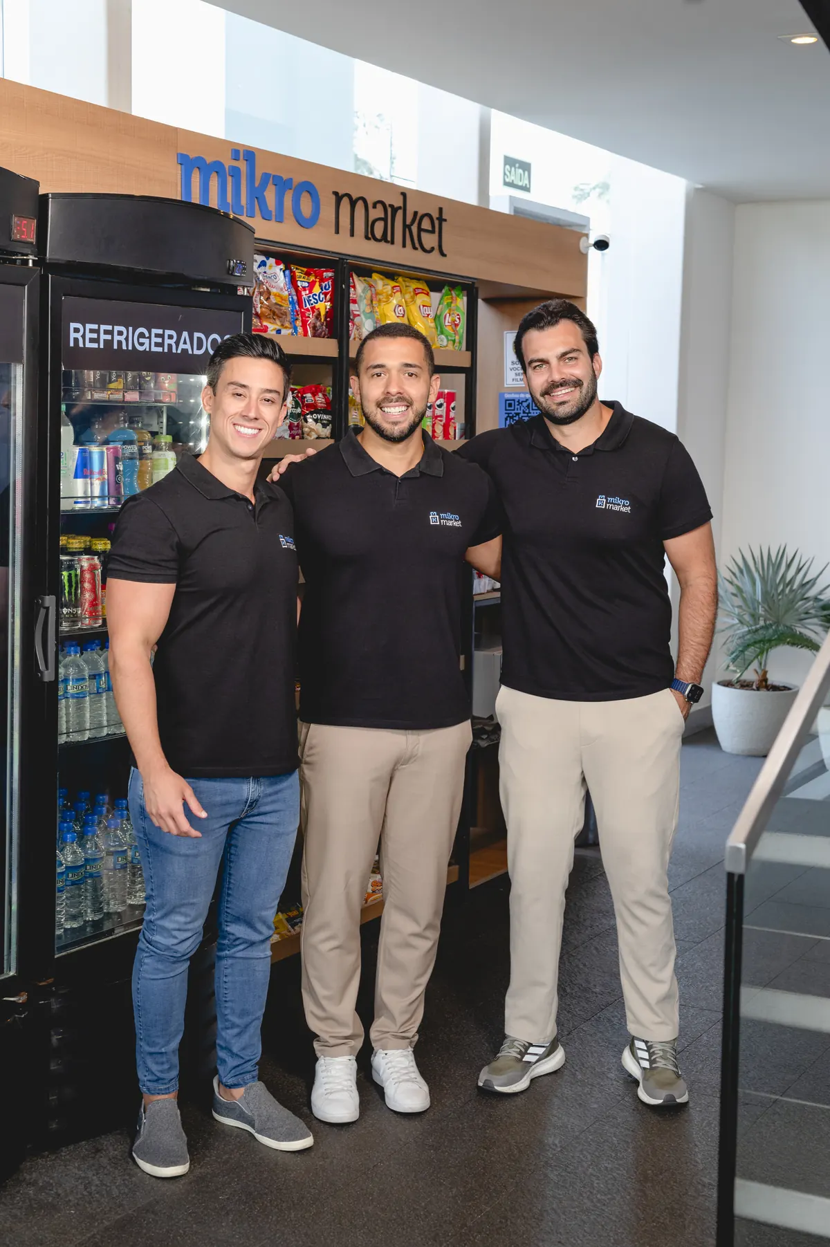 Prateleiras de produtos no Mikro Market